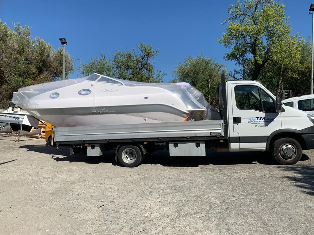 Camion TM con imbarcazione sul cassone