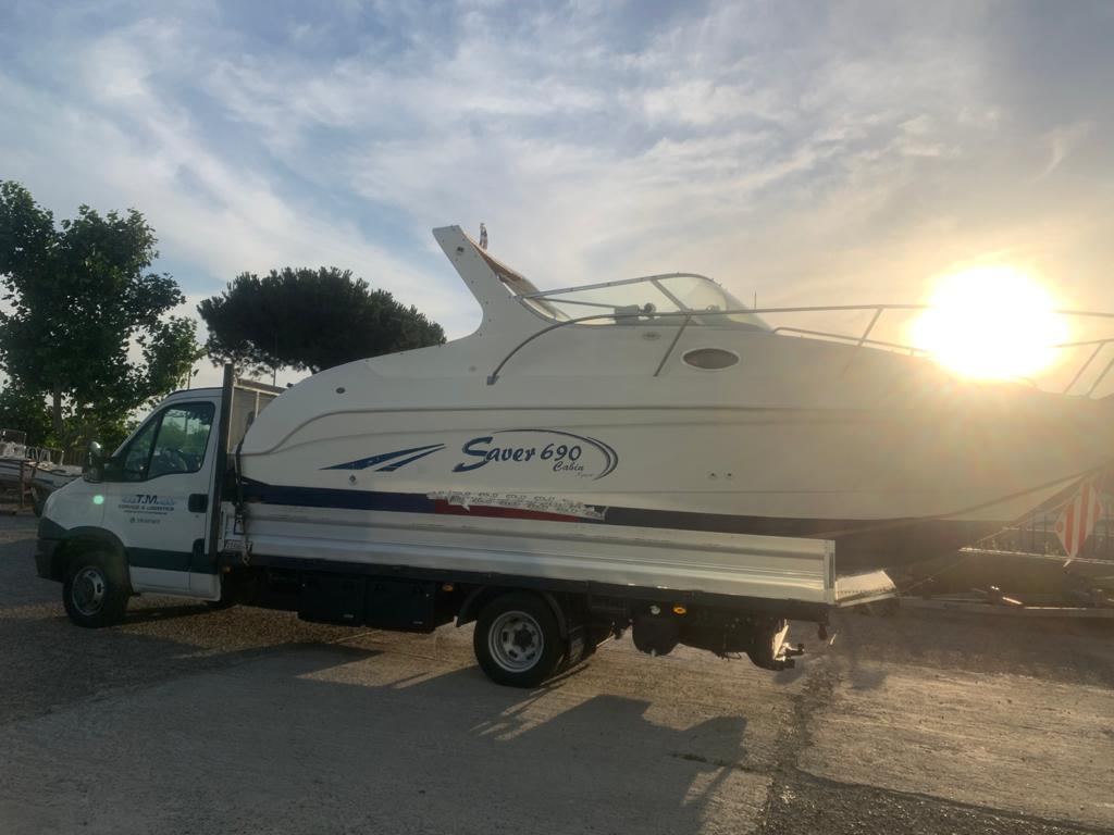 Camion TM con barca al tramonto