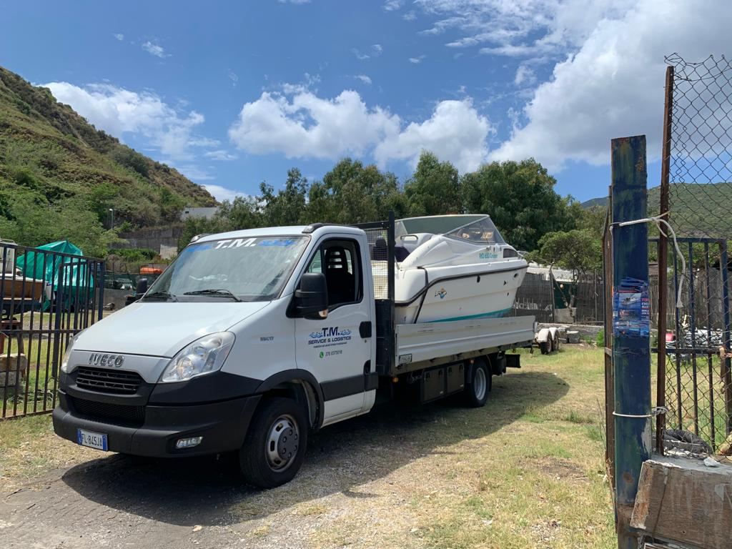 Camion TM con piccola imbarcazione