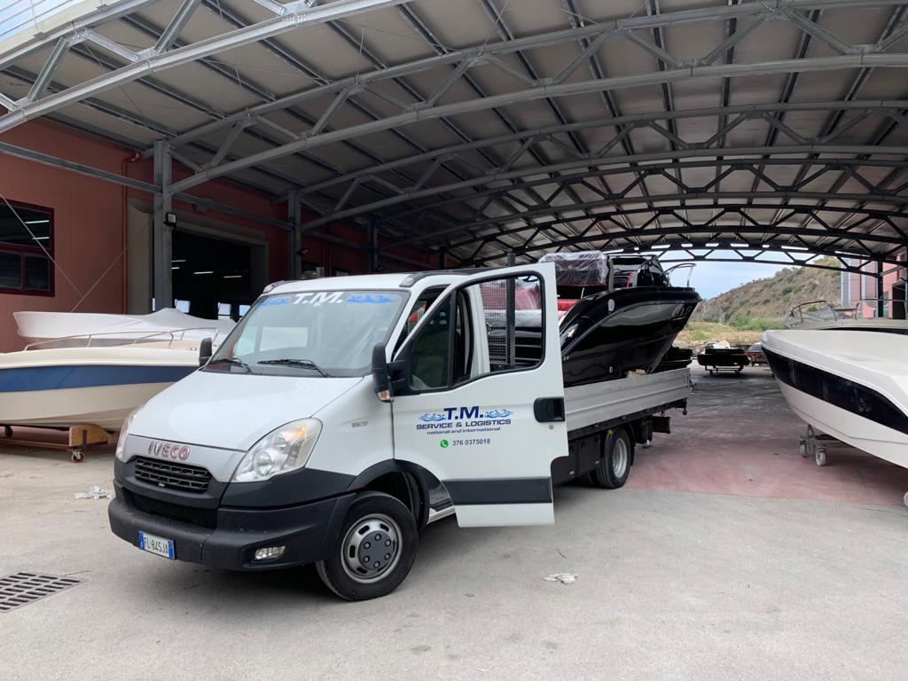 Mezzo TM presso un rimessaggio nautico