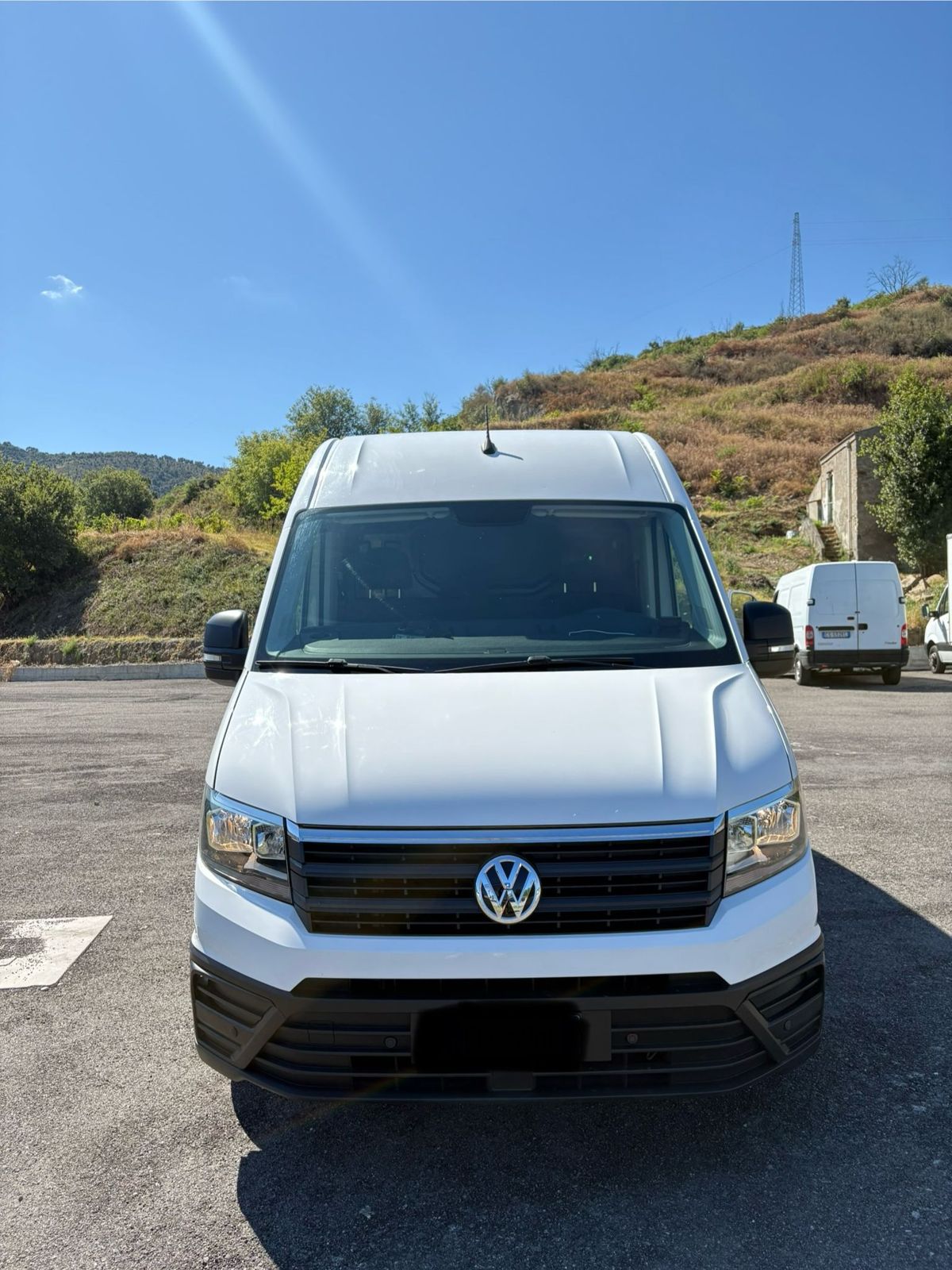Volkswagen Crafter bianco: vista anteriore