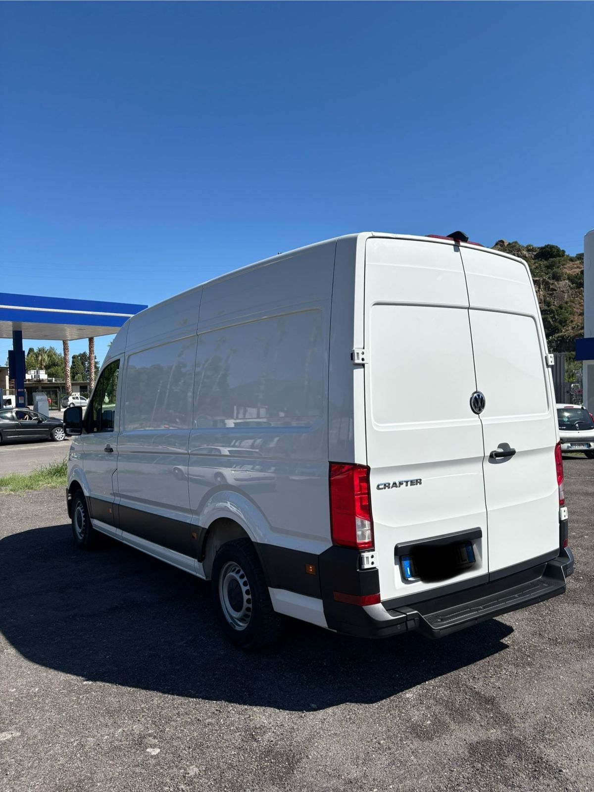 Furgone bianco Volkswagen Crafter, vista posteriore